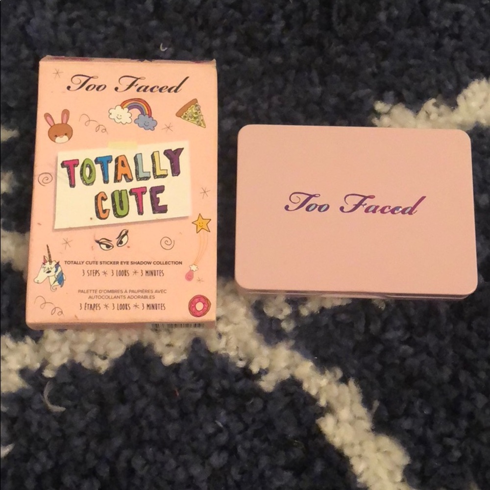 💥Totally Cute Eyeshadow Palette💥 plus 🎁